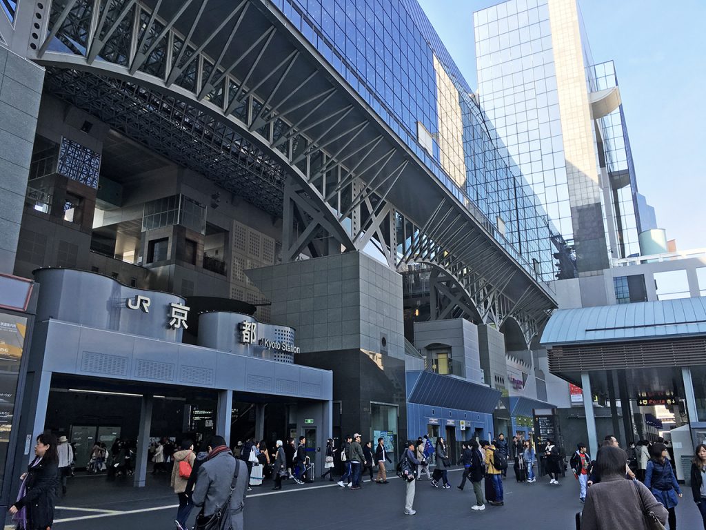 Kyoto_station_front_01